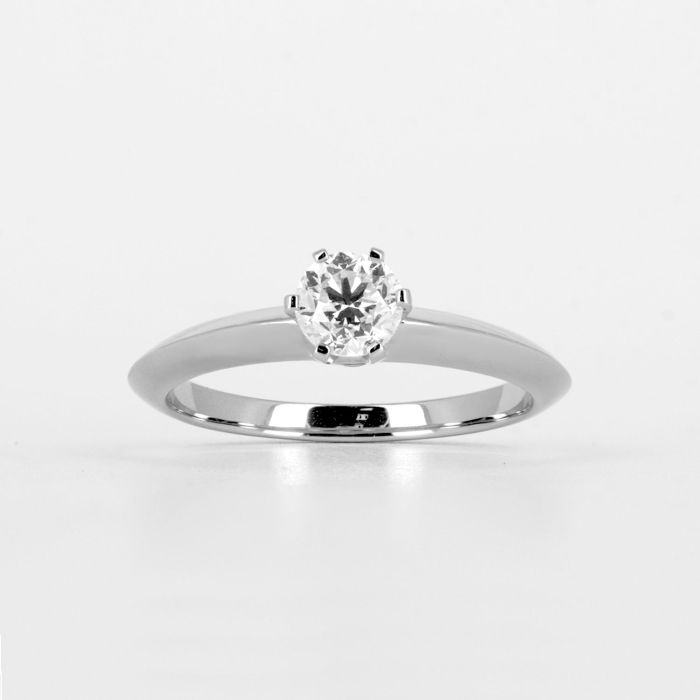 Классическое помолвочное кольцо с бриллиантом
