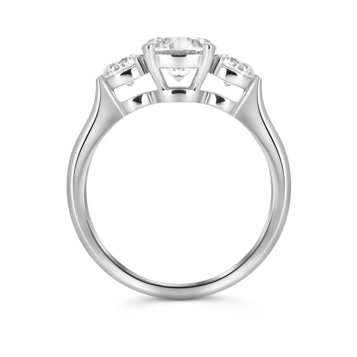 Изысканное золотое кольцо с тремя бриллиантами 