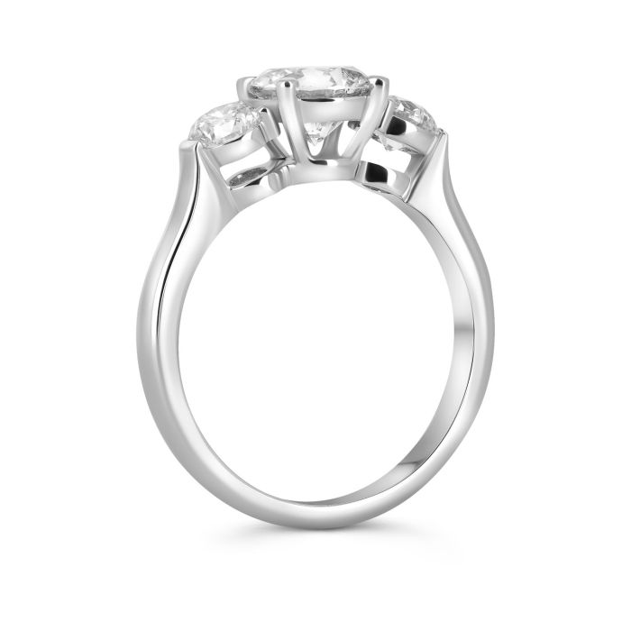 Изысканное золотое кольцо с тремя бриллиантами 