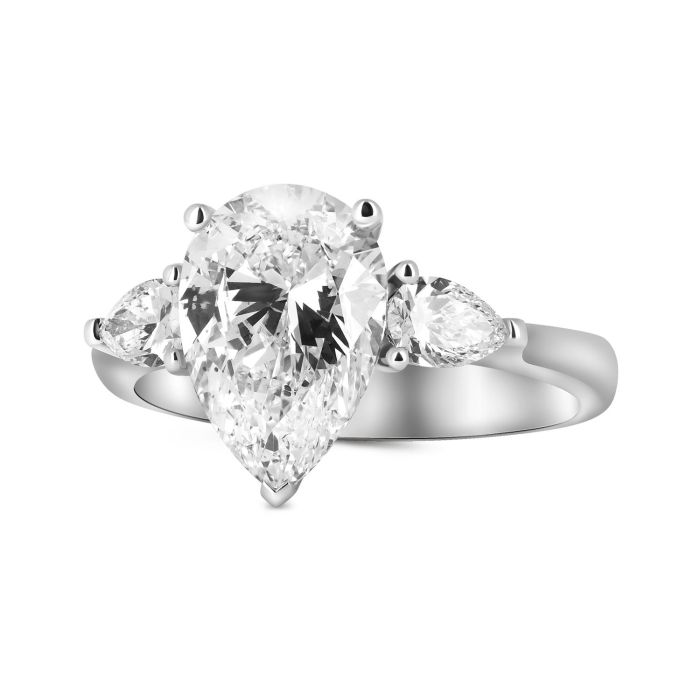 Золотое кольцо с тремя бриллиантами огранки «Груша»