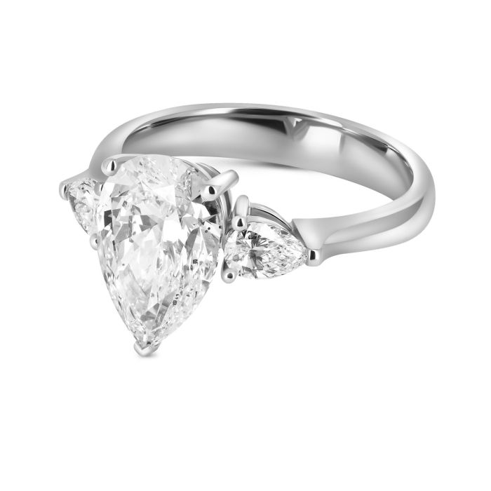 Золотое кольцо с тремя бриллиантами огранки «Груша»