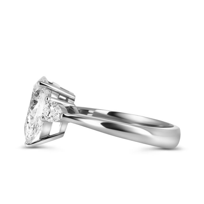 Золотое кольцо с тремя бриллиантами огранки «Груша»