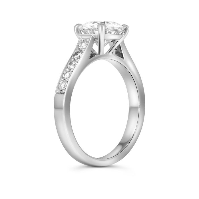 Помолвочное кольцо в классическом стиле