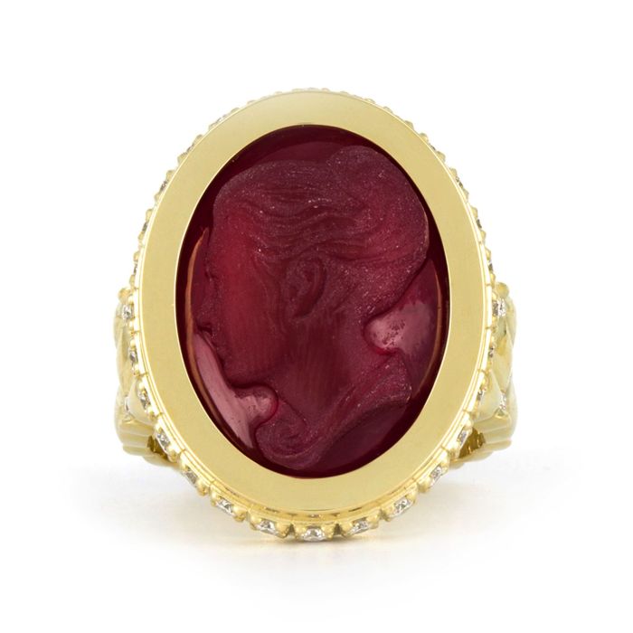 Золотой перстень с камеей из рубина