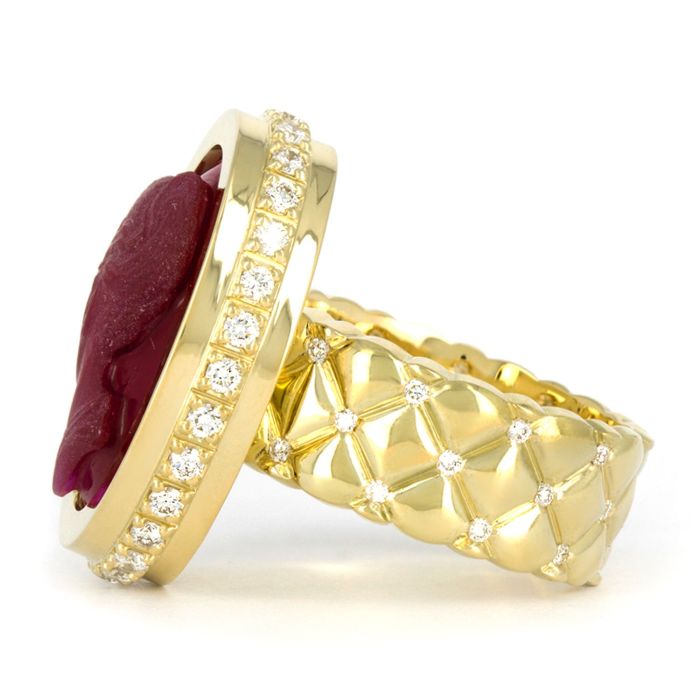 Золотой перстень с камеей из рубина