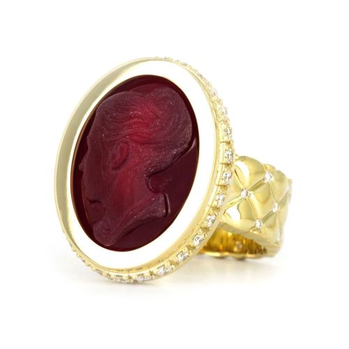 Золотой перстень с камеей из рубина