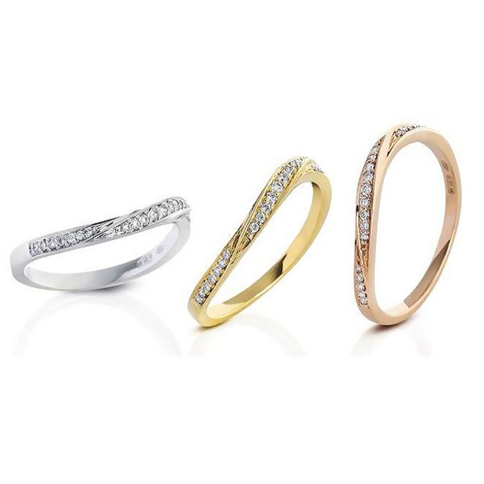 Золотое кольцо волнистой формы с бриллиантами К-17