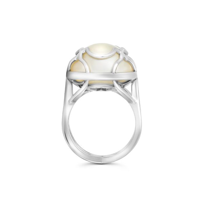 Кольцо из белого золота с жемчугом 