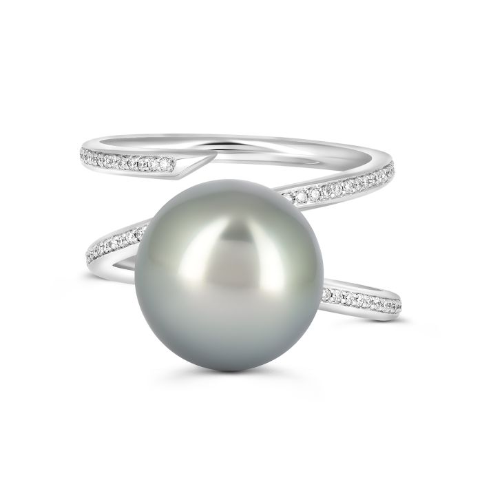Кольцо из белого золота с жемчугом и россыпью бриллиантов