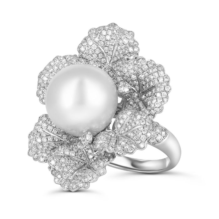Эксклюзивное кольцо в форме цветка с жемчугом и бриллиантами.
