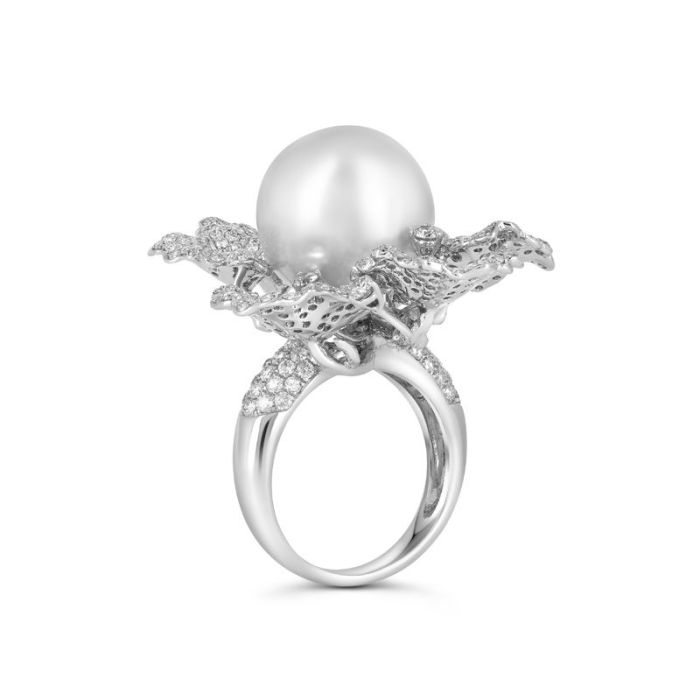 Эксклюзивное кольцо в форме цветка с жемчугом и бриллиантами.