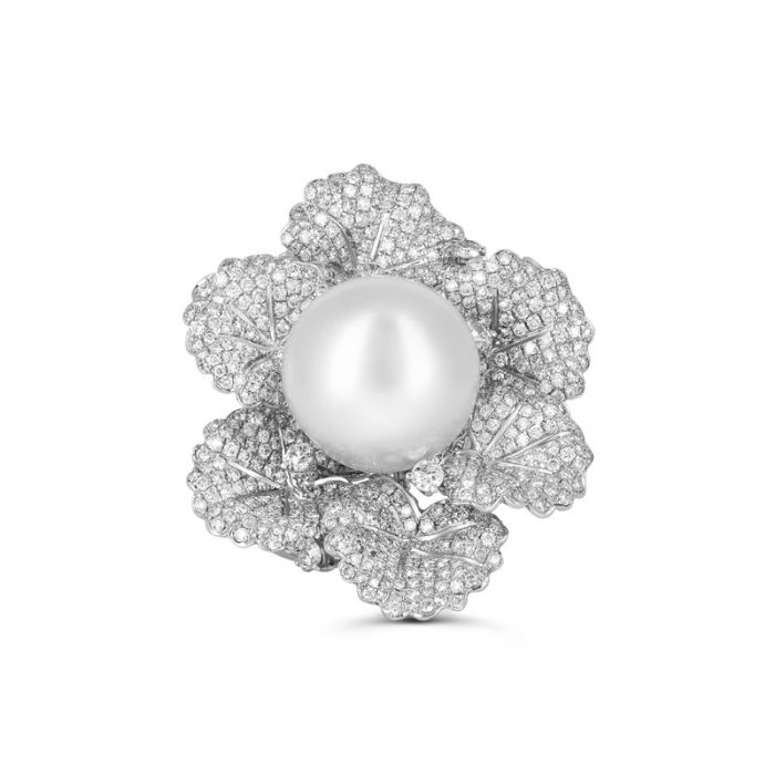 Эксклюзивное кольцо в форме цветка с жемчугом и бриллиантами.