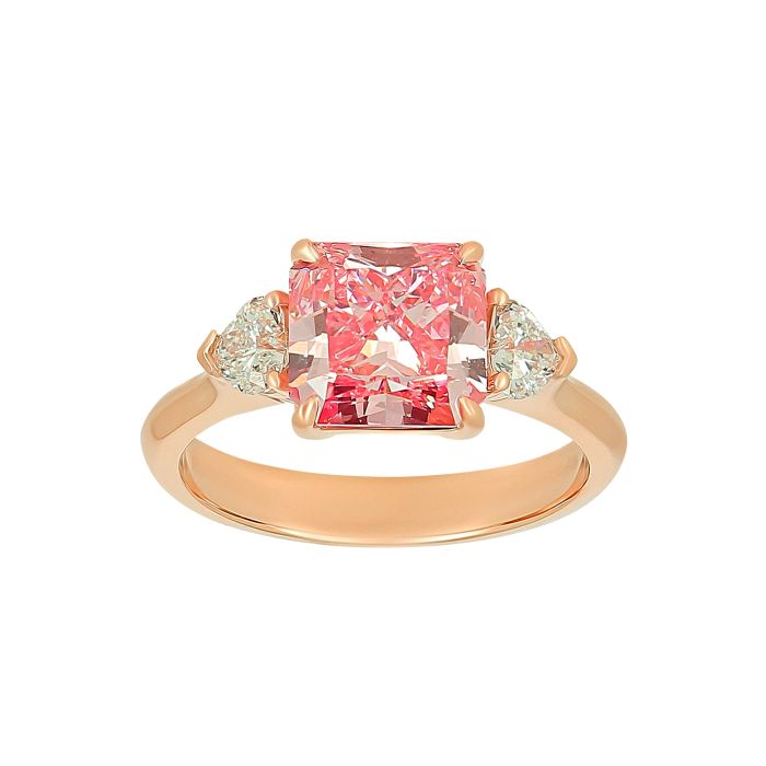 Кольцо из розового золота 750 пробы "Розовое настроение" с розовым бриллиантом огранки радиант и 2 бриллиантами в форме сердца 