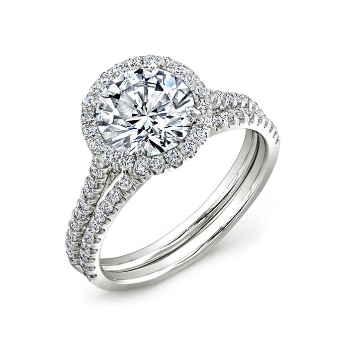 Золотое кольцо с крупным круглым бриллиантом и россыпными маленькими R-18