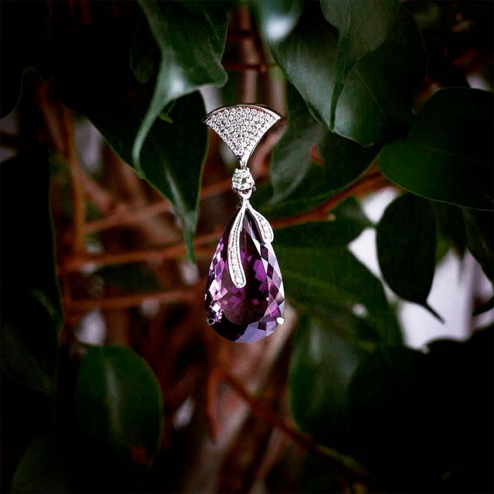 Кулон из белого золота с аметистом и бриллиантами