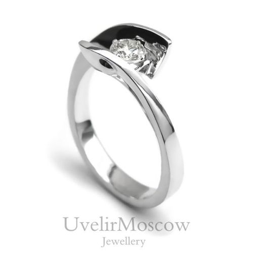 Помолвочное кольцо с «танцующим» бриллиантом