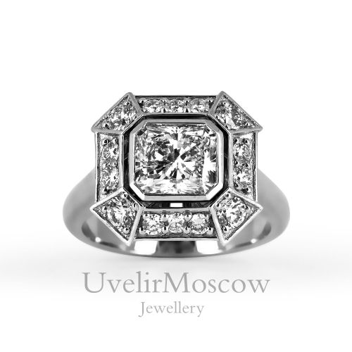 Перстень из белого золота с бриллиантами