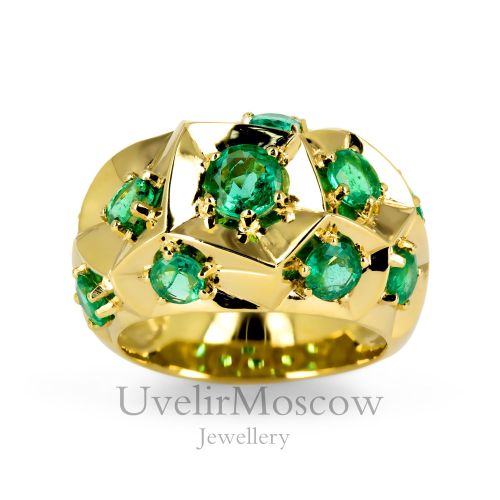 Перстень из желтого золота с изумрудами