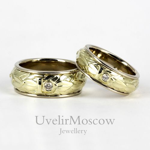 Парные обручальные кольца с инициалами и рельефным узором