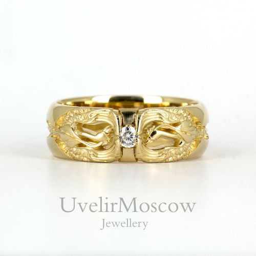 Обручальное кольцо с узором в виде феникса и бриллиантом