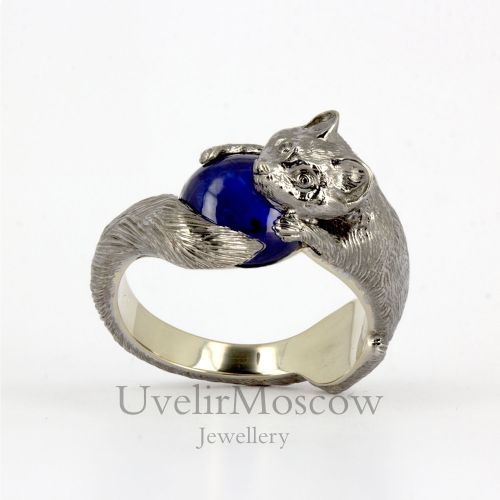 Кольцо из белого золота в форме куницы с сапфиром