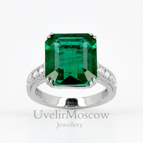Кольцо из белого золота с изумрудом и бриллиантами