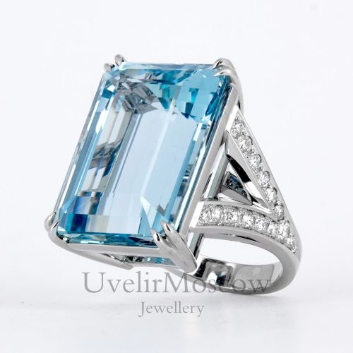 Женский перстень из белого золота с топазом