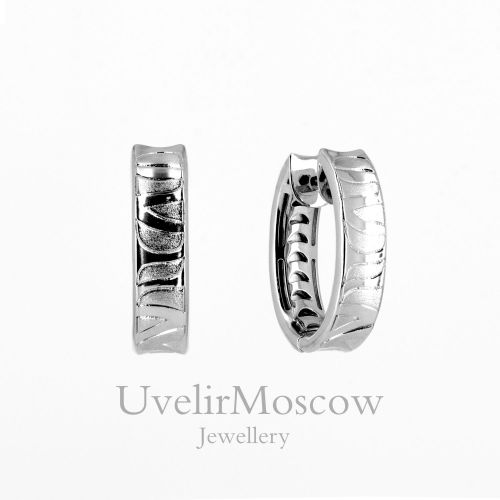 Серьги из белого золота с рельефным рисунком