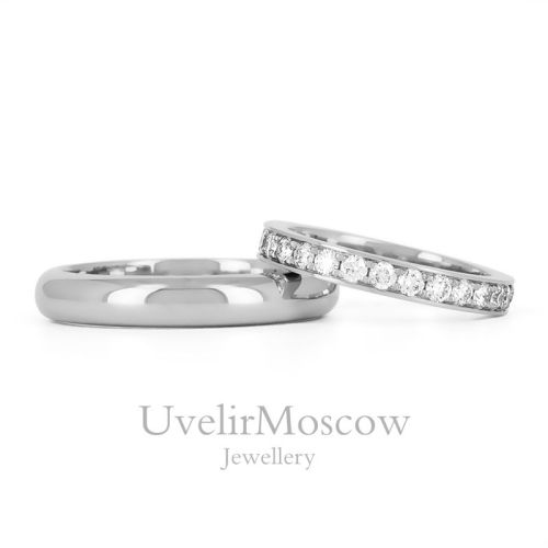 Классическая пара колец с бриллиантовой дорожкой