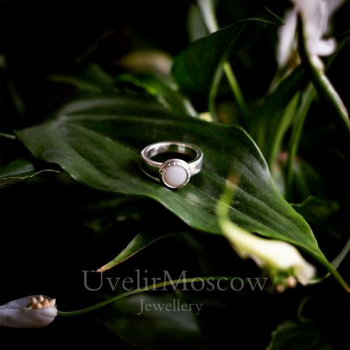 Серебряное кольцо с белым кахолонгом