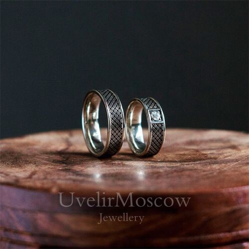 Обручальные кольца из белого золота с чернением и бриллиантами