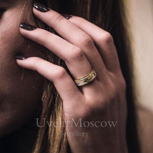 Парные обручальные кольца из белого и желтого золота с эмалью и инициалами супругов