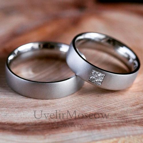 Матовые обручальные кольца из белого золота с бриллиантами