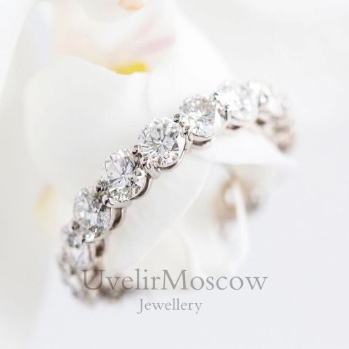 Обручальное кольцо из белого золота с бриллиантами