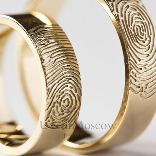 Широкие обручальные кольца с оттисками пальцев