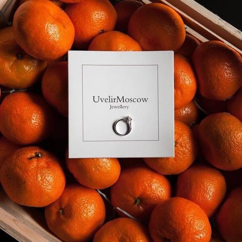 Золотое помолвочное кольцо с круглым бриллиантом