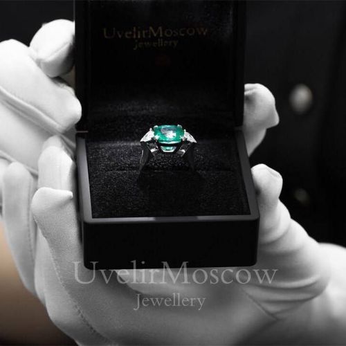 Кольцо с большим изумрудом и треугольными бриллиантами
