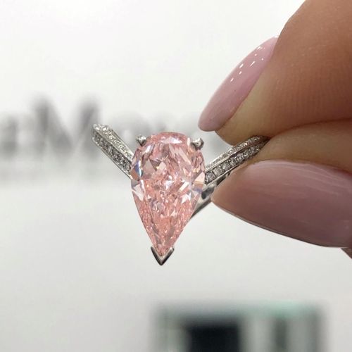 Кольцо  с розовым бриллиантом