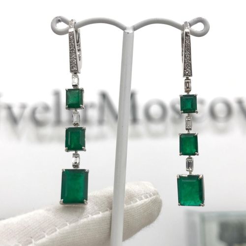 Серьги из белого золота с изумрудами и бриллиантами на заказ