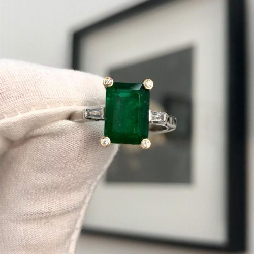 Кольцо с изумрудом и бриллиантами