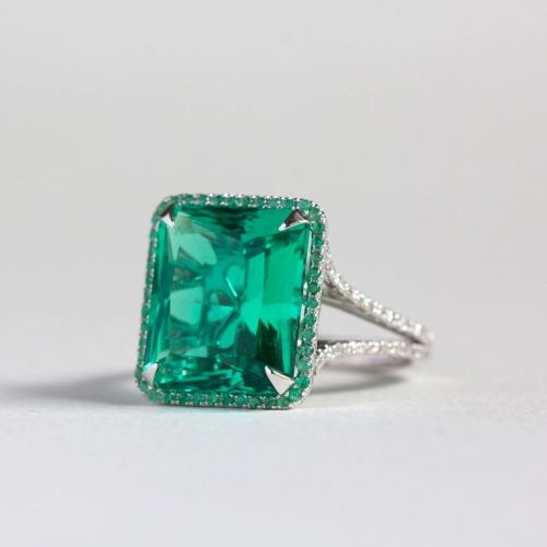 Кольцо из белого золота с изумрудами и бриллиантами