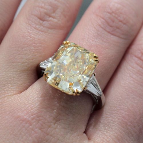 Кольцо с желтым бриллиантом