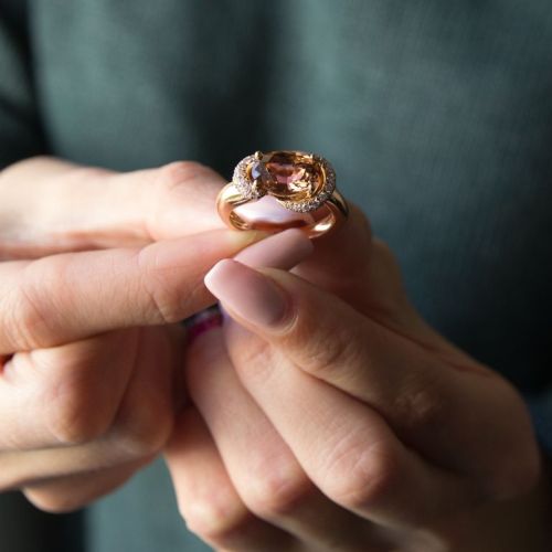 Кольцо с танзанитом и обсыпкой из розовых бриллиантов