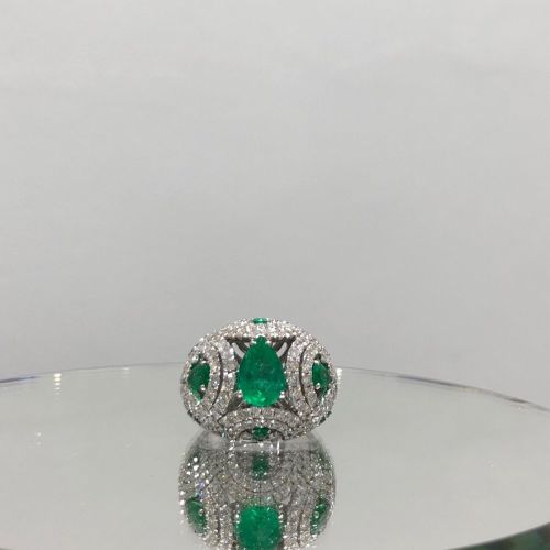 Перстень с изумрудами и бриллиантами