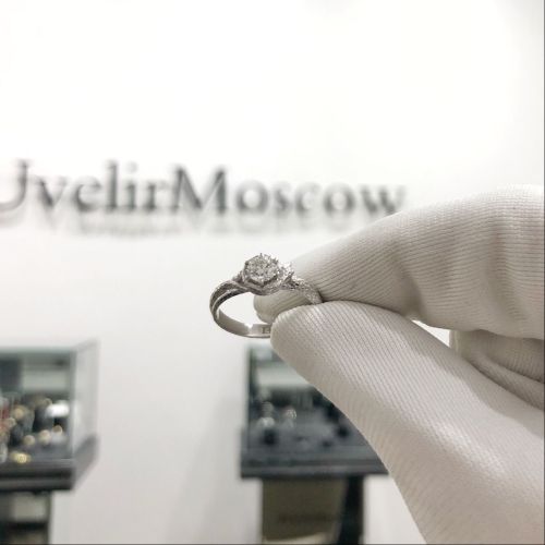 Помолвочное кольцо со змеей обвивающей бриллиант