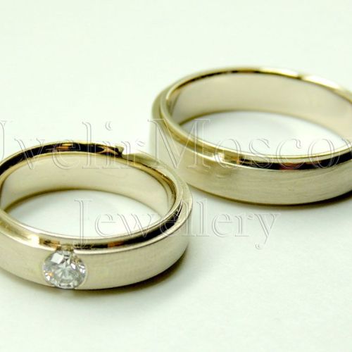 Парные обручальные кольца из белого золота с бриллиантом