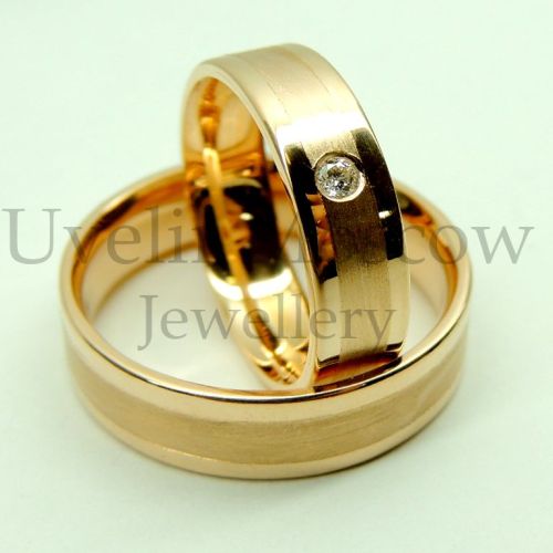 Обручальные кольца из желтого золота с бриллиантом и комбинированной поверхностью