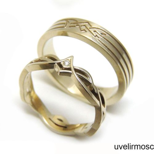 Парные обручальные кольца из желтого золота с орнаментом