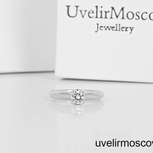 Классическое помолвочное кольцо из белого золота с бриллиантами