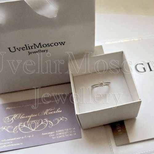 Помолвочное кольцо из белого золота с бриллиантом